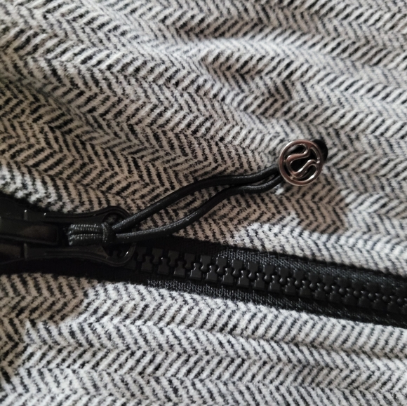 Lululemon jacket size 10 - Picture 5 of 7